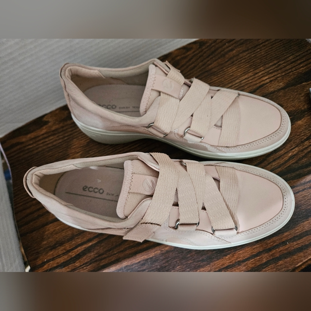 Ecco tennis shoes.7.5 EUC. BARELY WORN. SUPER COMFY. (BIN9)